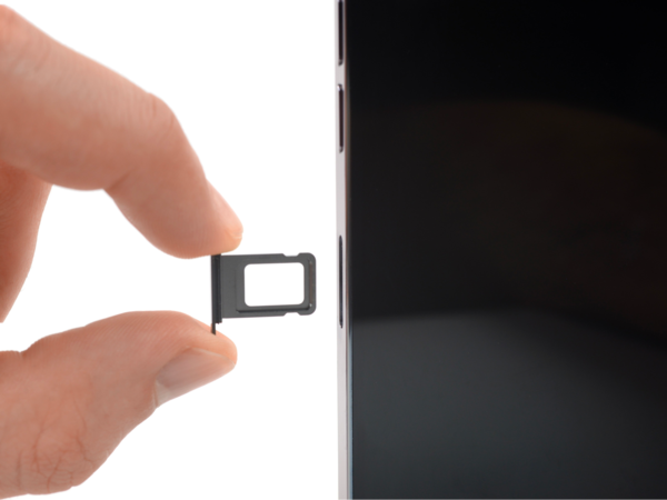 Cần đảm bảo lắp SIM đã được đóng chặt và đúng vị trí trước khi bật nguồn điện thoại